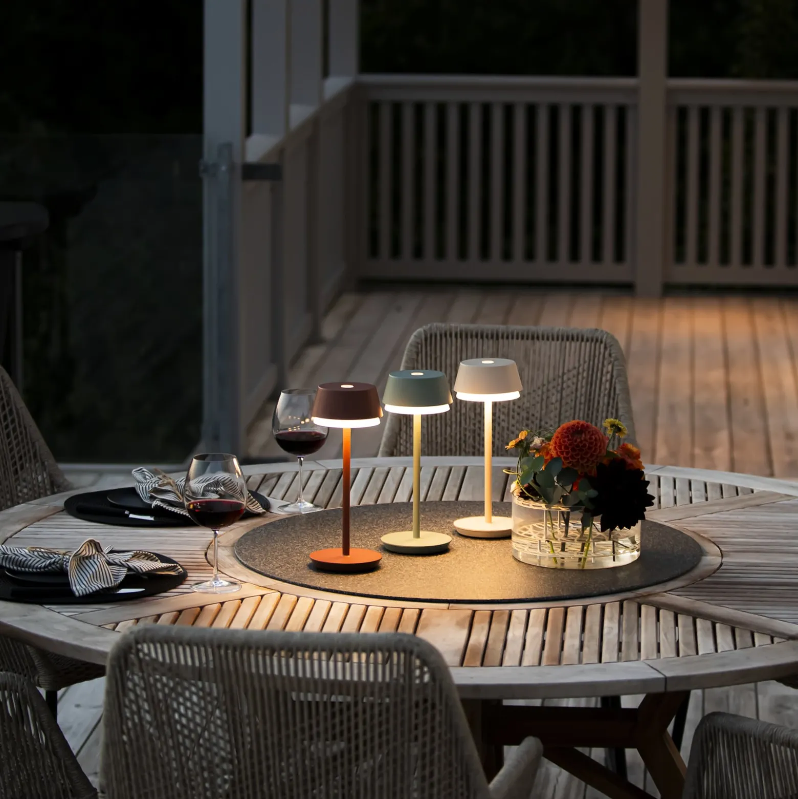 LED ladattava pöytävalaisin Lyon, hiekanvärinen, IP54, himmennin, CCT, RGB