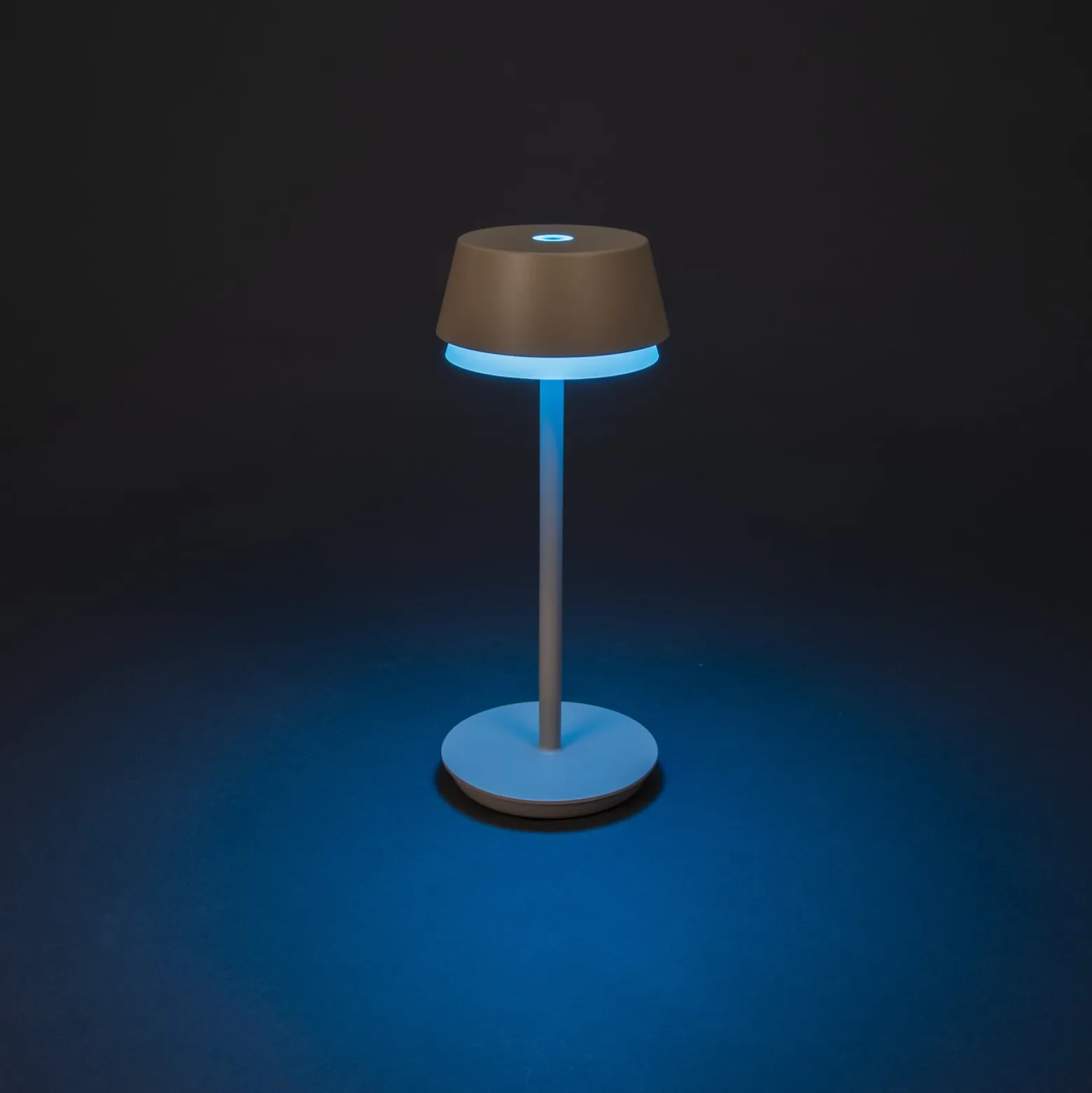 LED ladattava pöytävalaisin Lyon, hiekanvärinen, IP54, himmennin, CCT, RGB