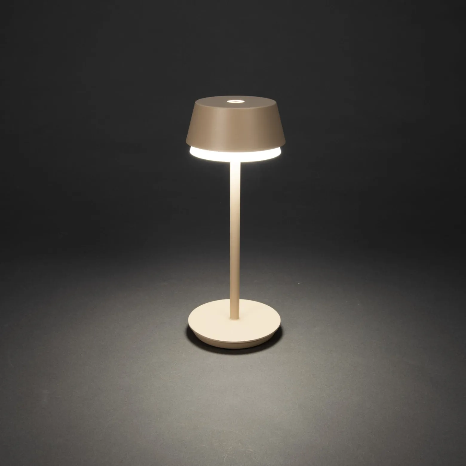 LED ladattava pöytävalaisin Lyon, hiekanvärinen, IP54, himmennin, CCT, RGB