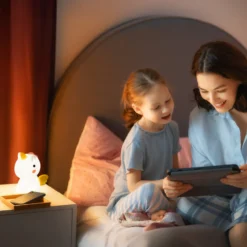 LED ladattava yöpöytälamppu Unicorno, yksisarvinen, RGB, himmennettävä