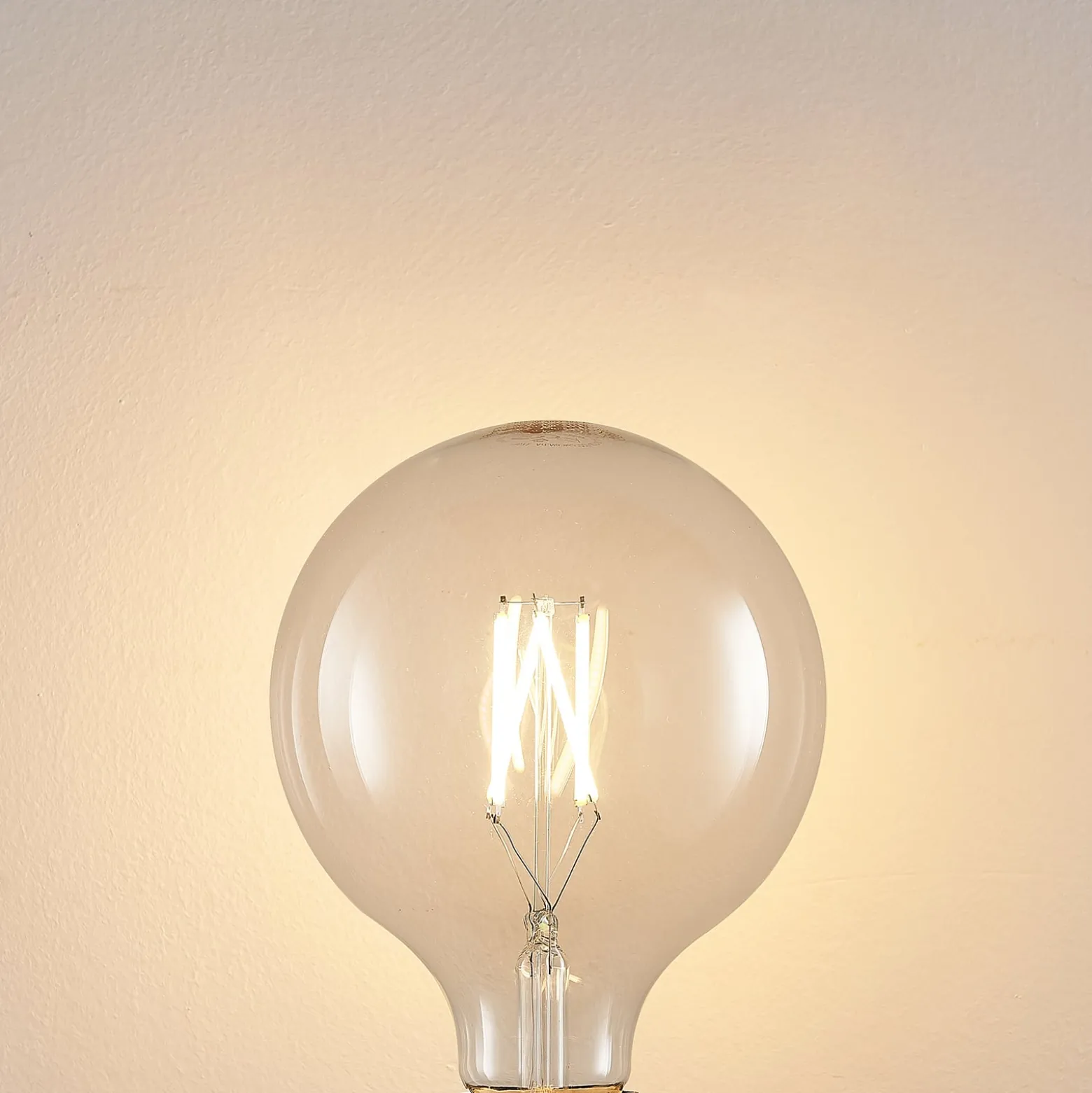 LED-lamppu G125 E27, 8 W, 2 700 K, kirkas hehkulanka, himmennettävä