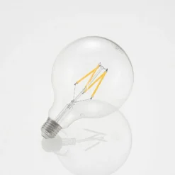 LED-lamppu G125 E27, 8 W, 2 700 K, kirkas hehkulanka, himmennettävä