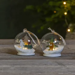 LED-lasipallo Forest Friends Jääkarhu ja puu