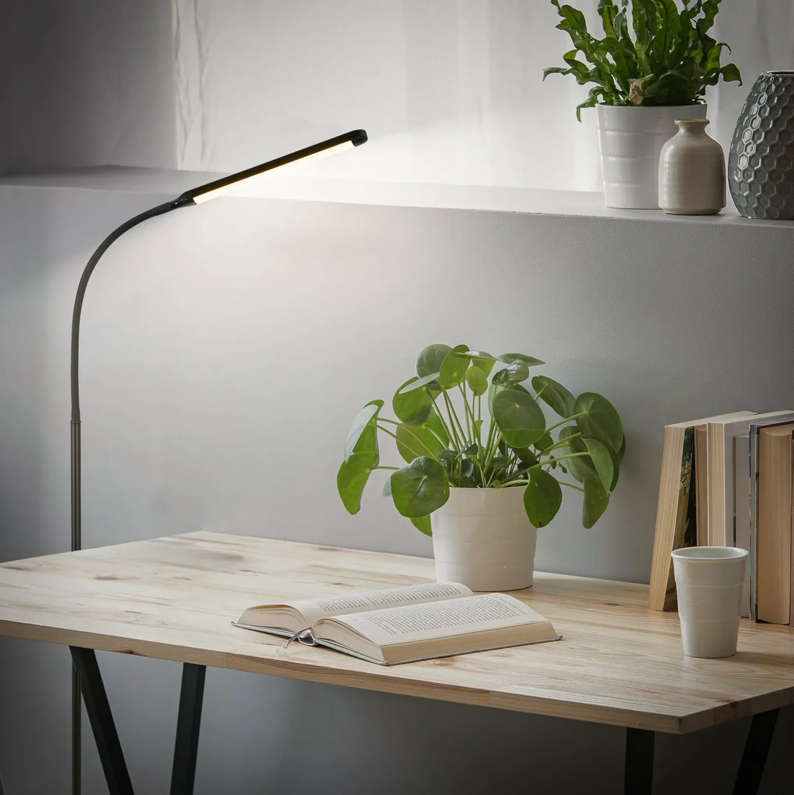 LED-lattiavalo Mura, musta, korkeus 170 cm, metalli, kosketusohjain