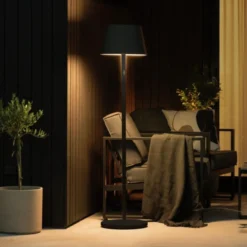 LED-lattiavalo Pomezia ulkokäyttöön, USB, musta