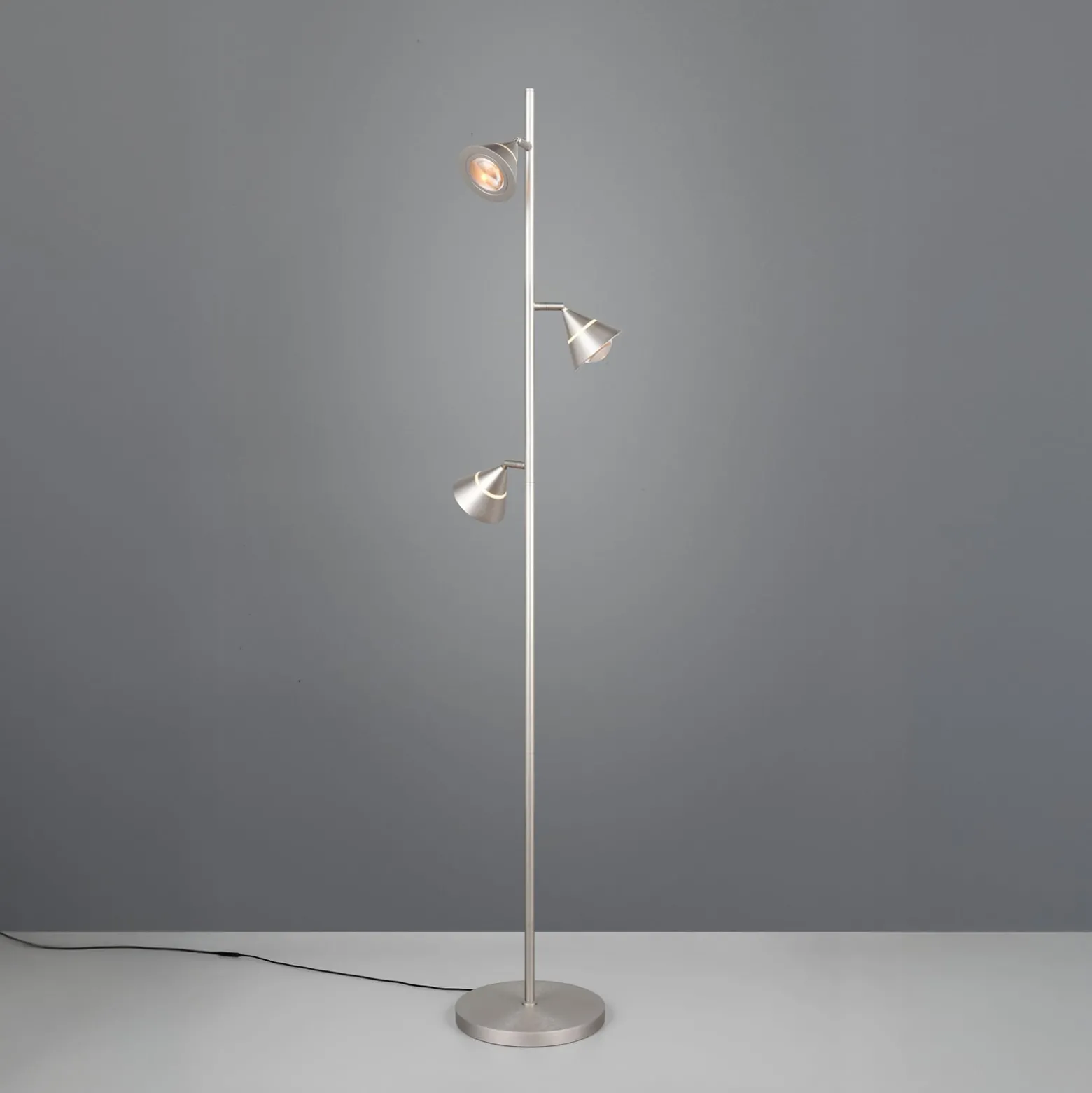 LED-lattiavalo Romeo, korkeus 150 cm, nikkelivärinen metalli, 3-lamppuinen.