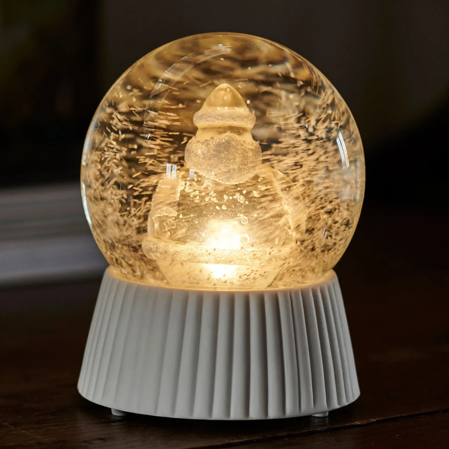 LED-lumipallo Joulupukki lumisade-efektillä