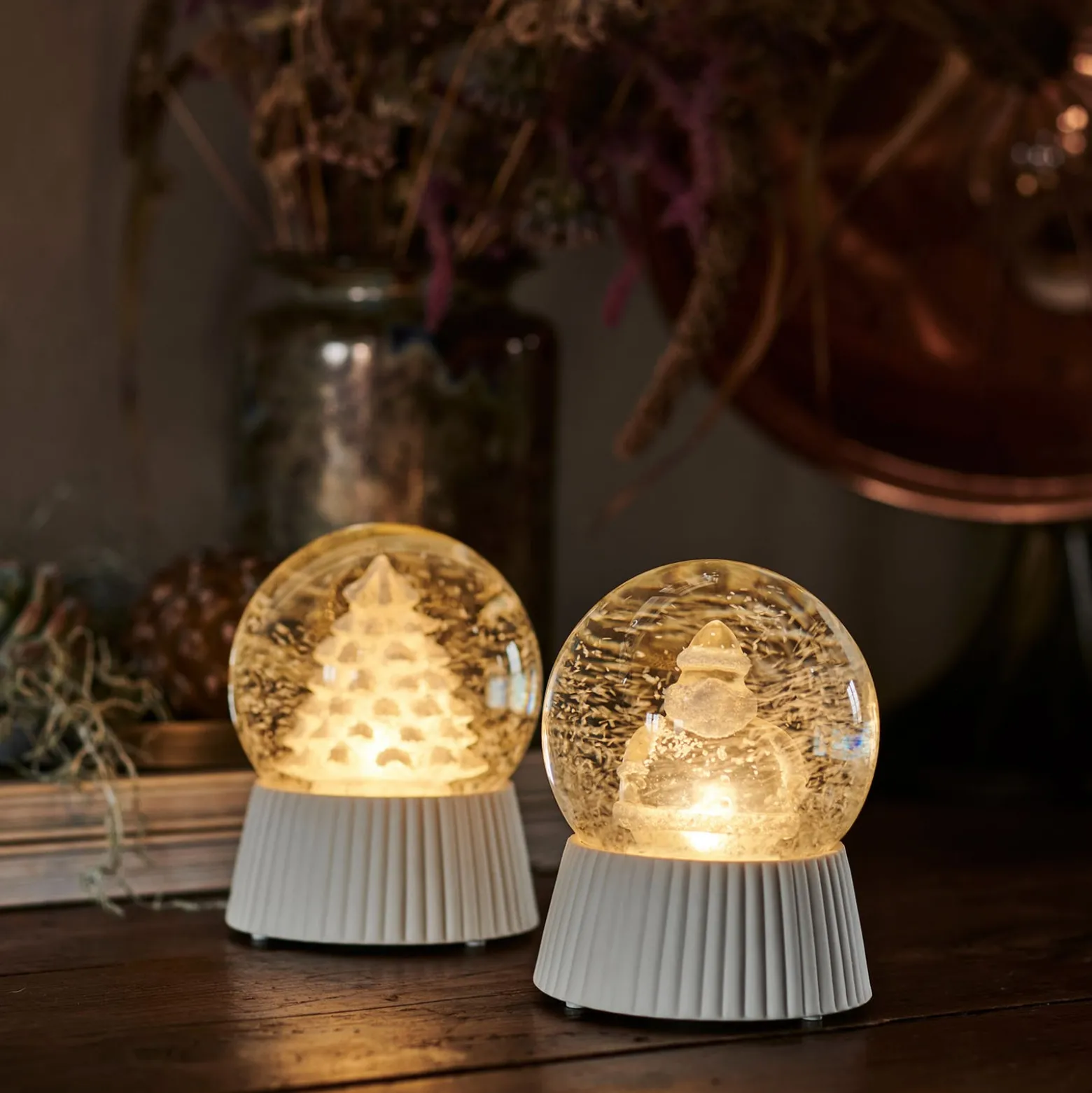 LED-lumipallo Joulupukki lumisade-efektillä