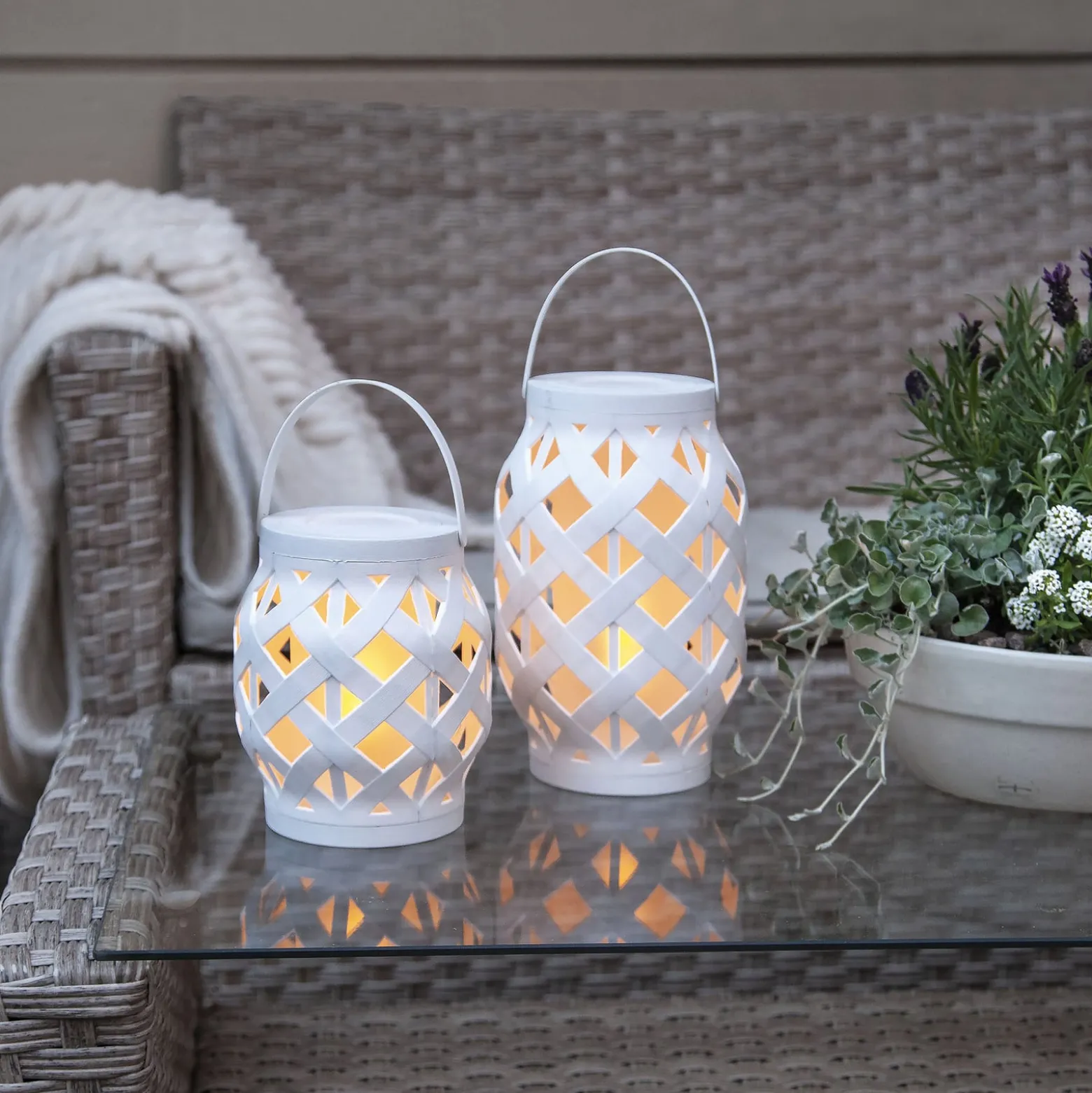 LED-lyhty Flame Lantern, valkoinen, korkeus 23 cm