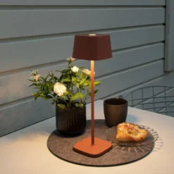 LED-pöytälamppu Capri ulkokäyttöön, terrakotta