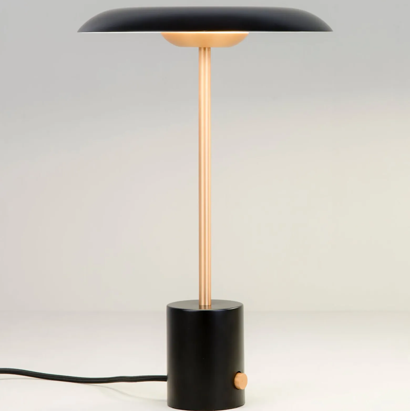 LED-pöytälamppu Hoshi himmentimellä, musta-kupari