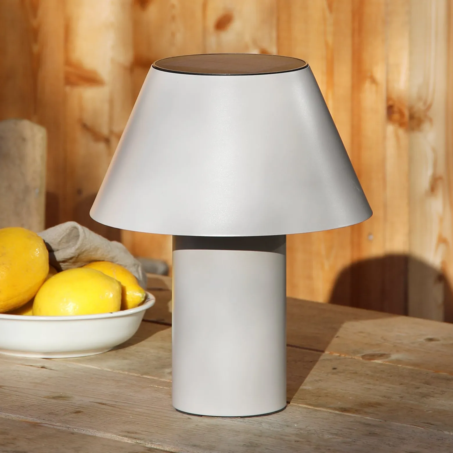 LED-pöytävalaisin Vivo, harmaa, IP44, korkeus 30 cm, himmennettävä.