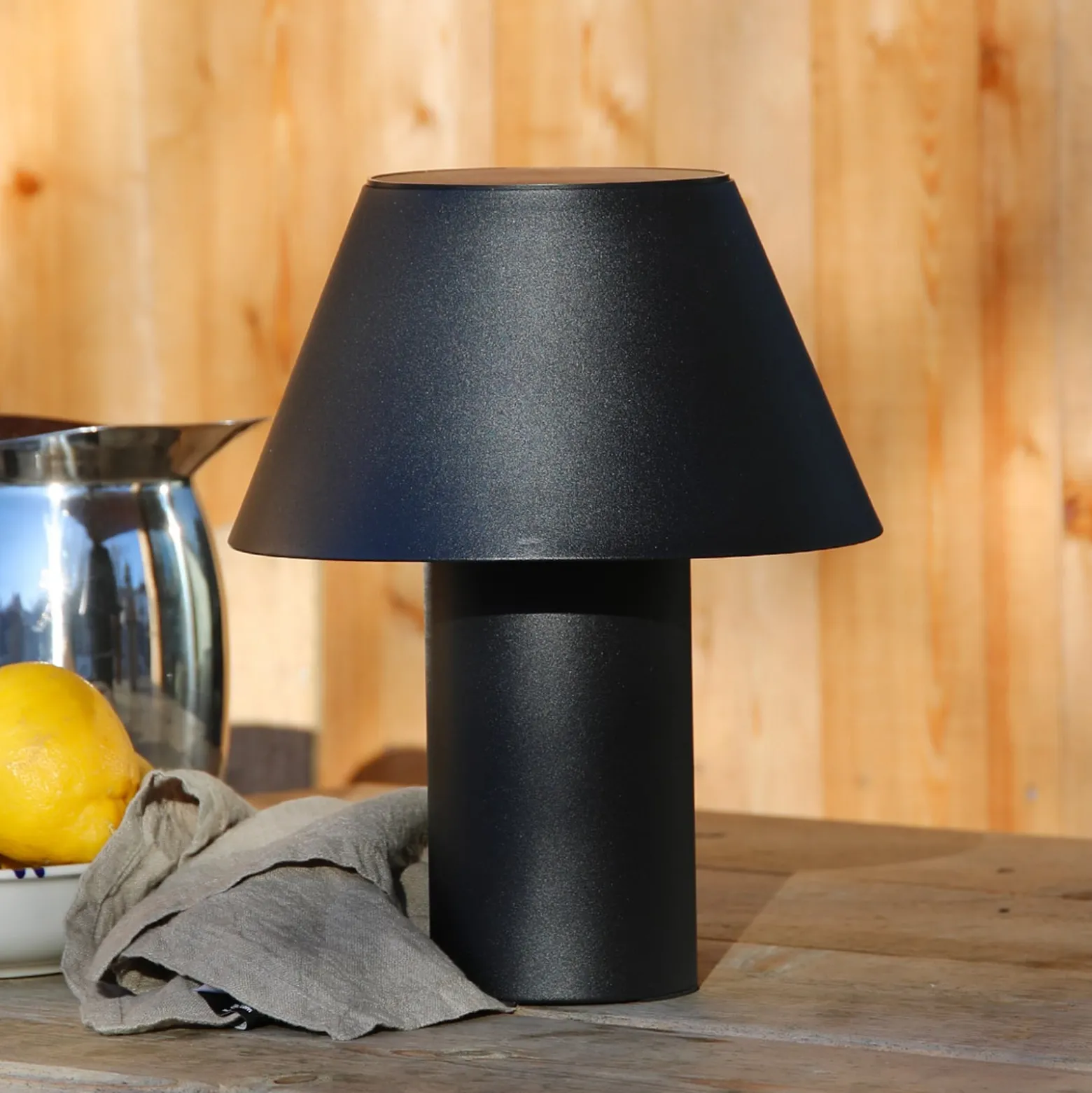 LED-pöytävalaisin Vivo, musta, IP44, korkeus 30 cm, himmennettävä.