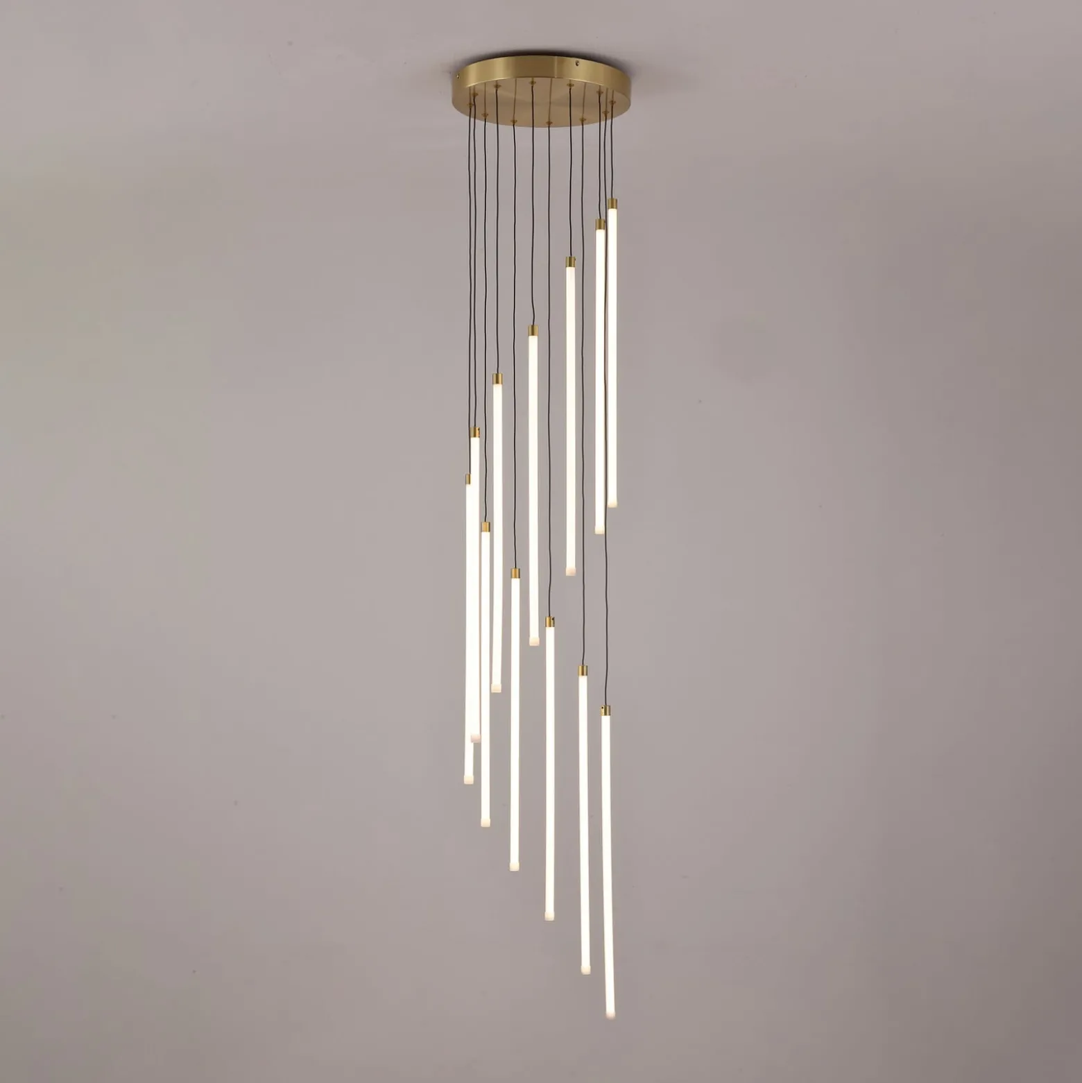 LED-riippuvalaisin Flare, messinkivärinen, Ø 35 cm, CCT, 12-lamppuinen.