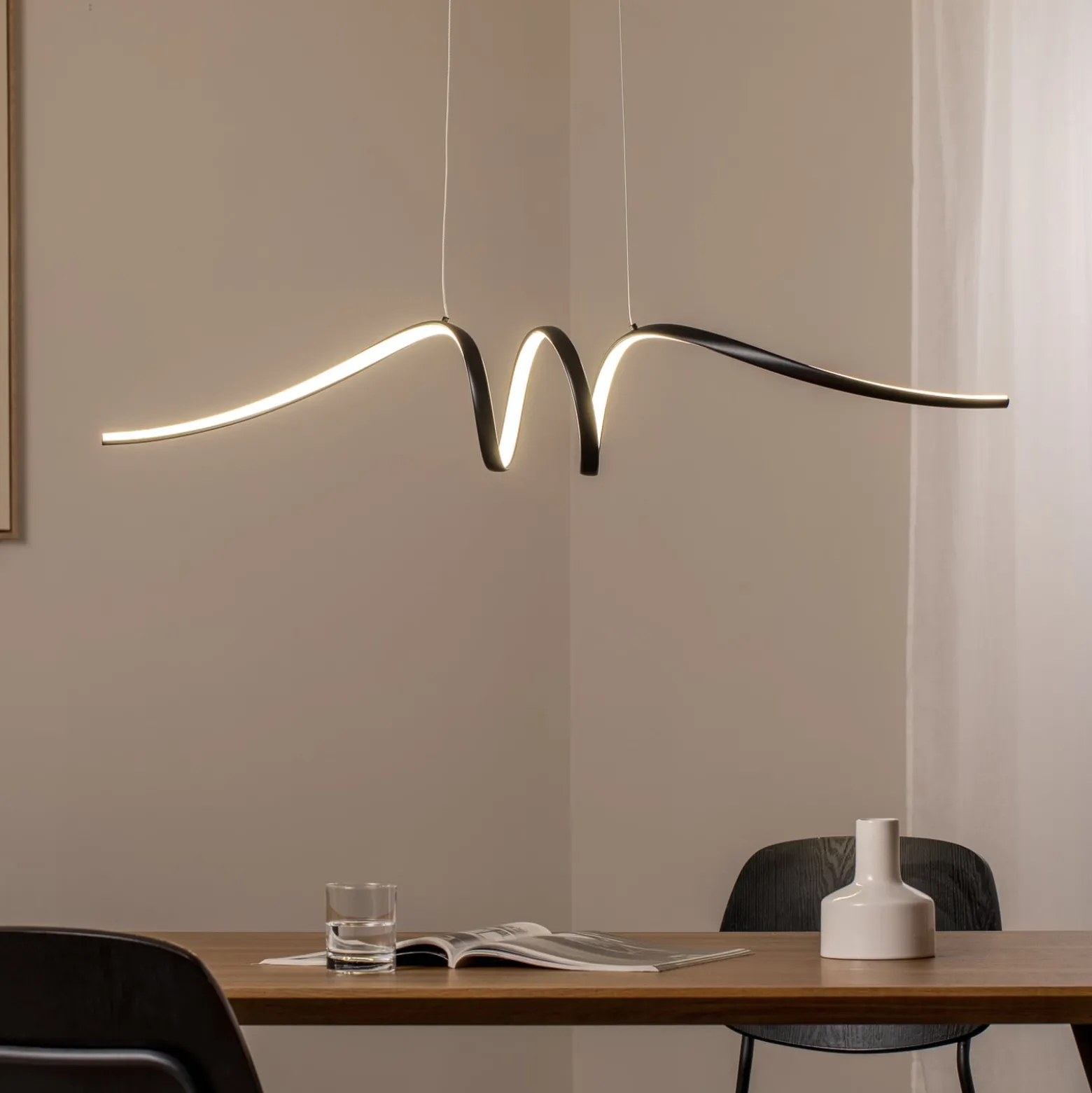 LED-riippuvalaisin Loop, metalli, musta-kromi, 4 000 K