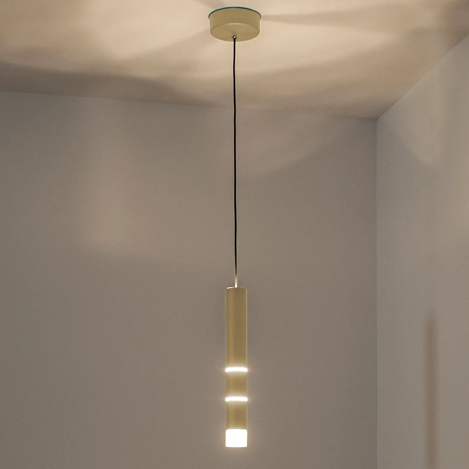 LED-riippuvalaisin PURE Vega, sylinterimallinen, messinki