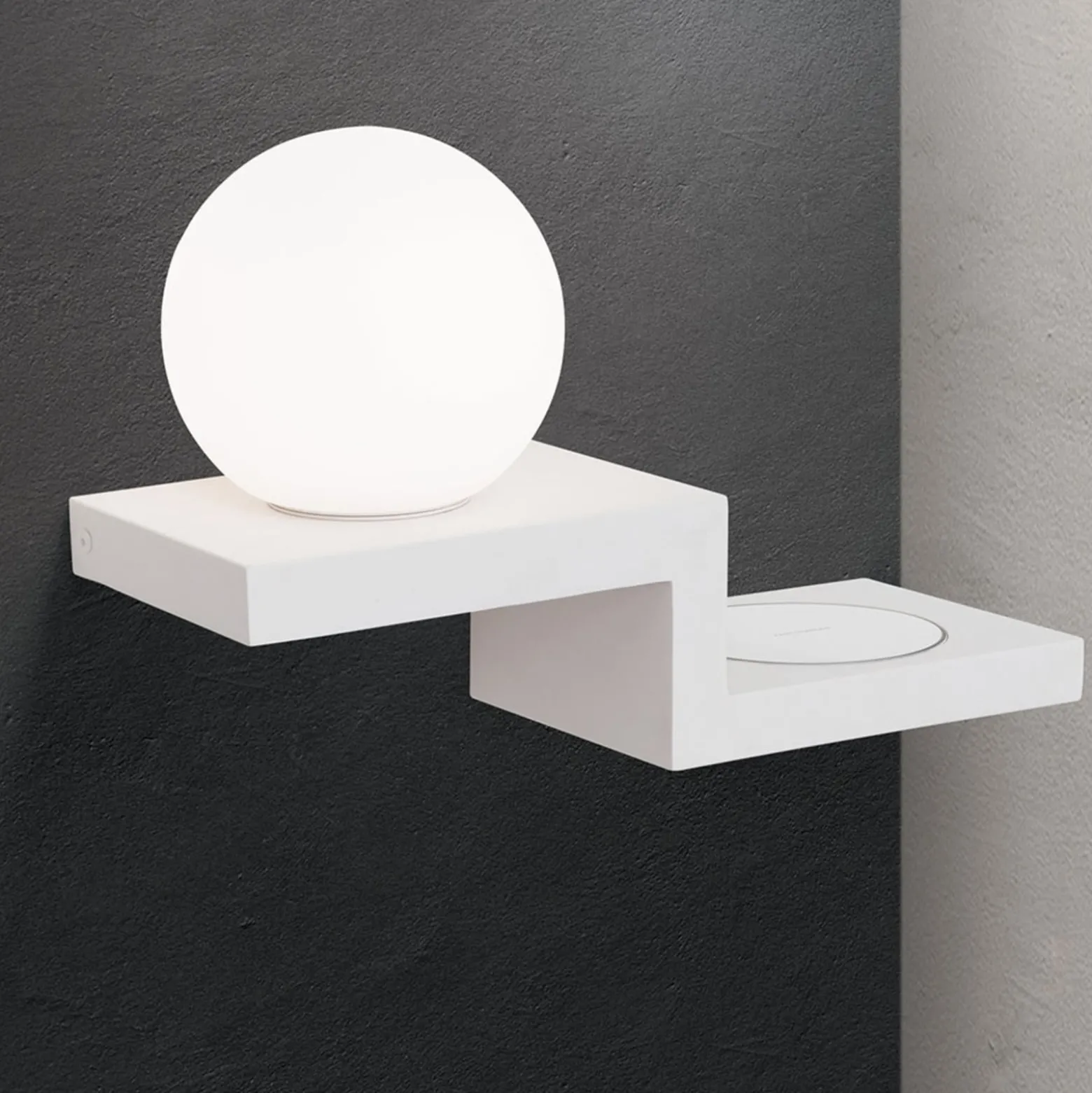 LED-seinälamppu Snowball latauspinnalla
