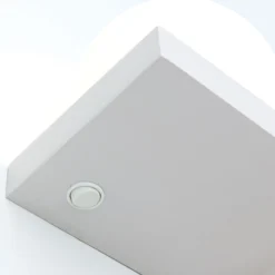 LED-seinälamppu Snowball latauspinnalla