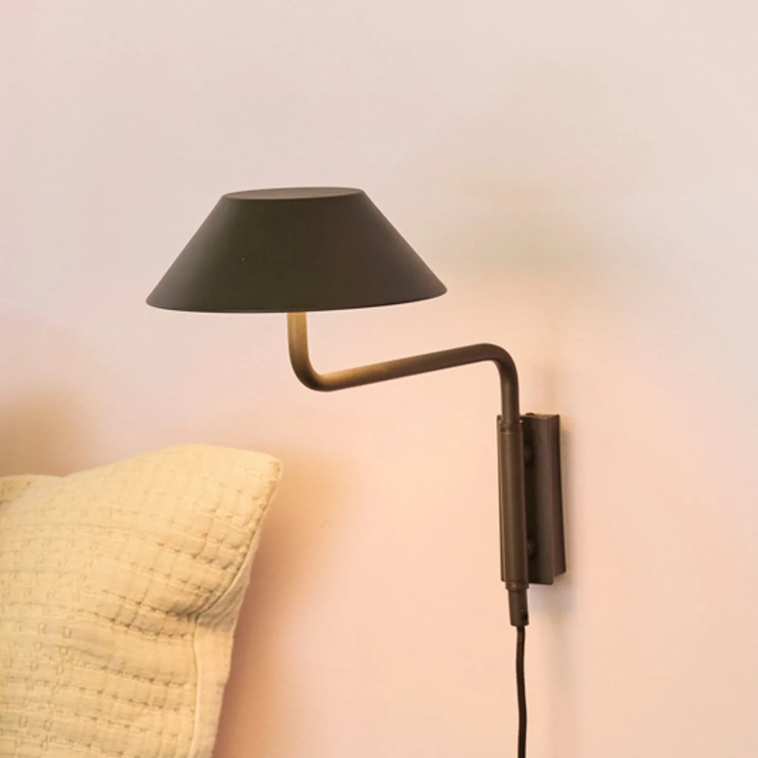LED-seinävalaisin COVER, musta, ulkonema 30 cm, metalli