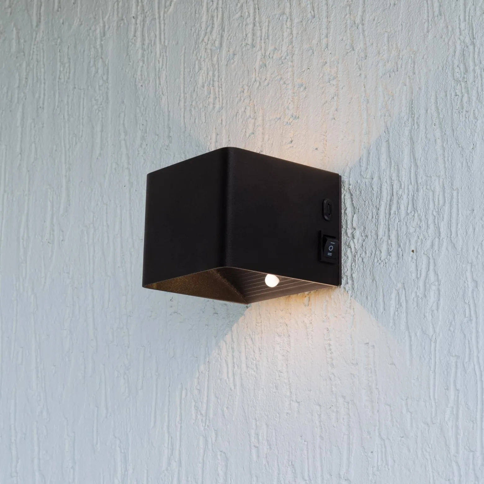 LED-seinävalaisin Cube, akku, magneettinen, musta