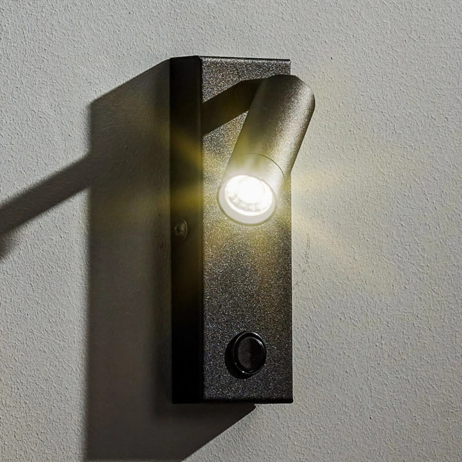 LED-seinävalaisin Enzo kulmikas, kytkimellä, musta