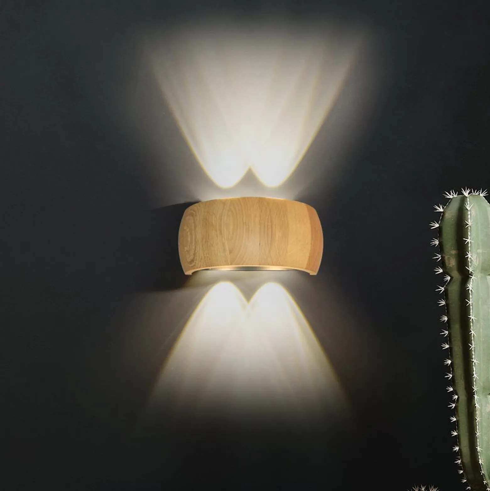 LED-seinävalaisin Shine-Wood, leveys 20 cm, tammi/musta 4-lamppuinen.