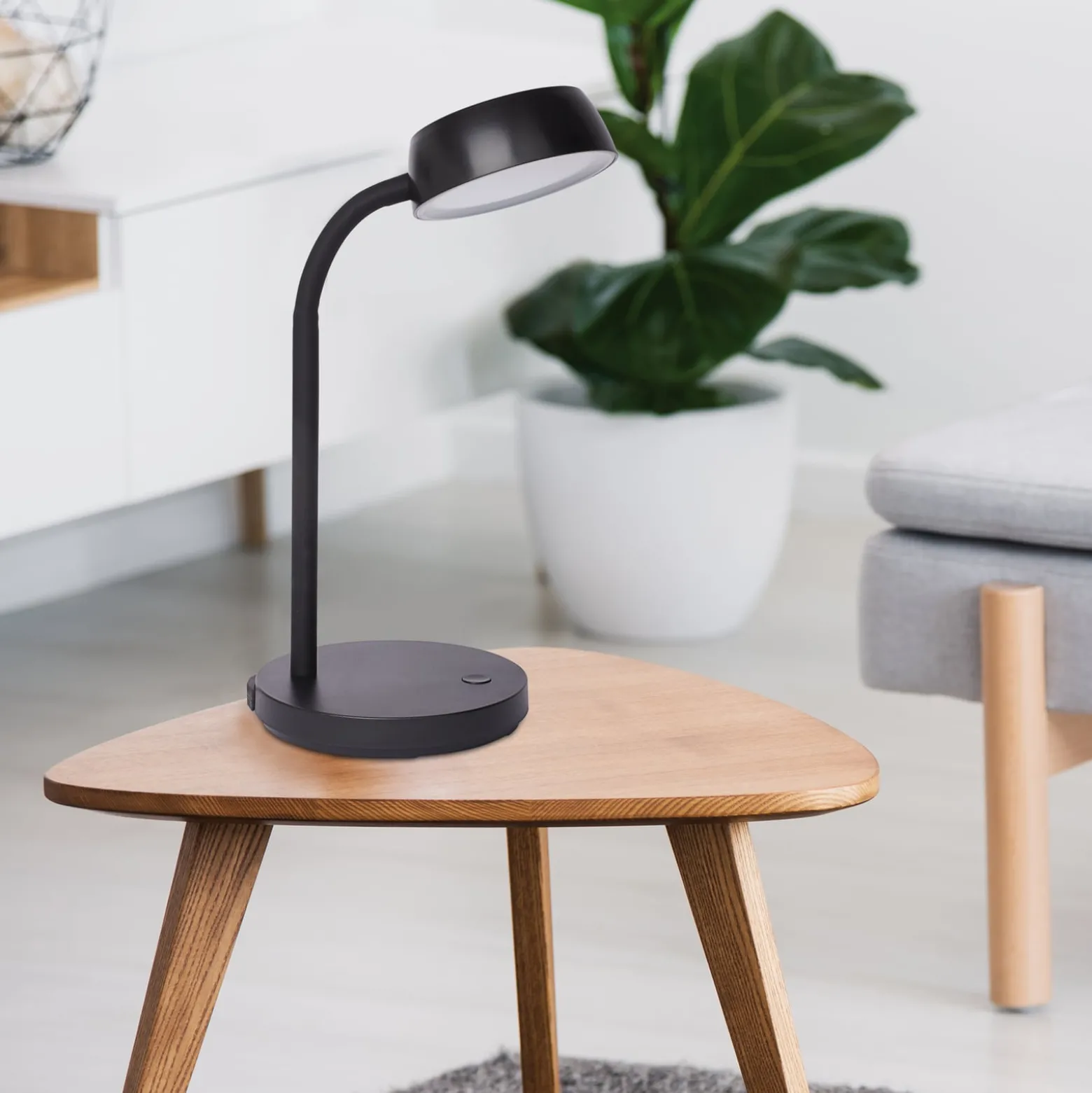 LED-työpöytävalaisin MAULabby, musta, korkeus 30 cm