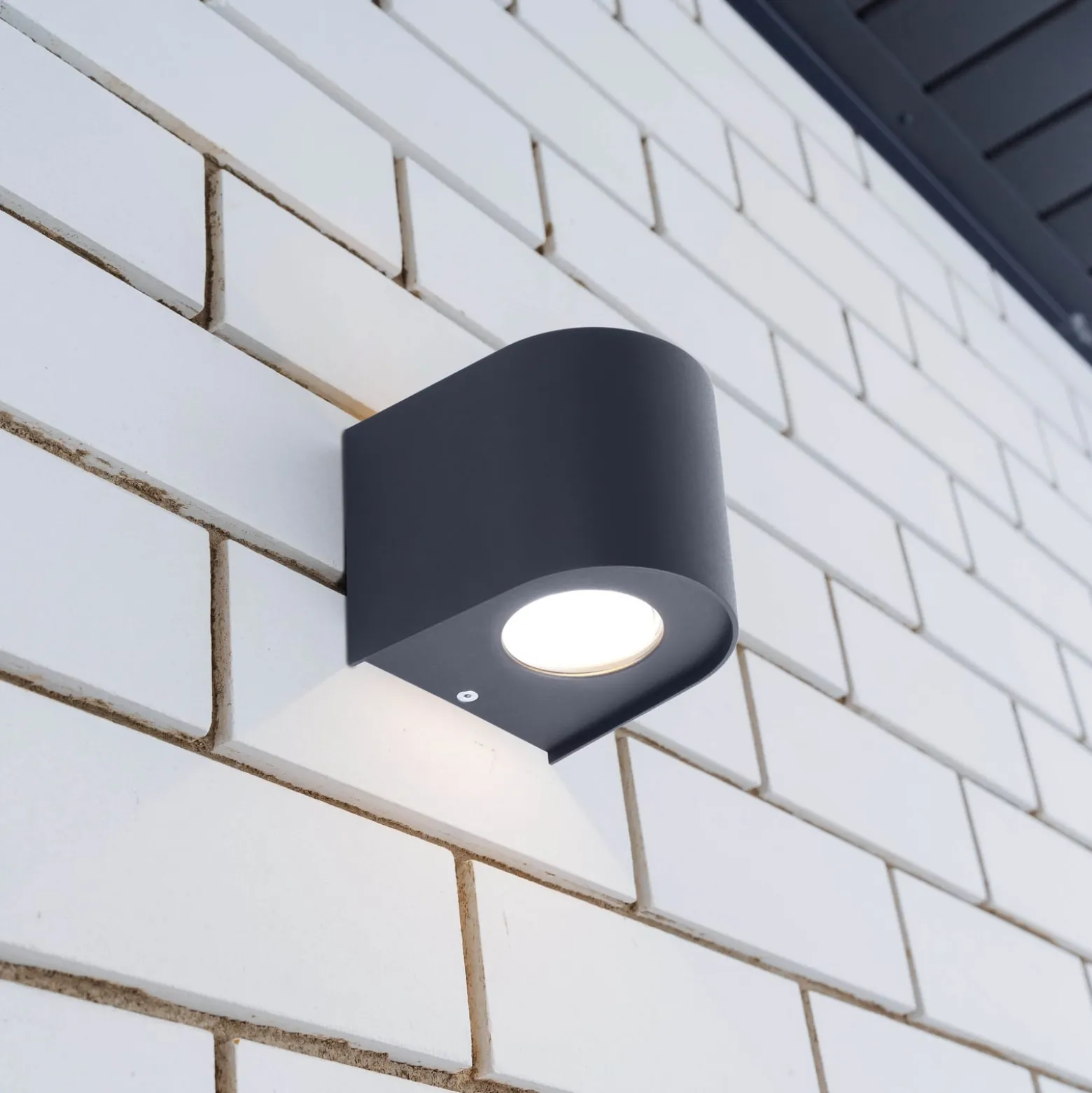 LED-ulkoseinälamppu ALECTO, musta, korkeus 10 cm, IP54 ylös/alas