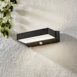 LED-ulkoseinälamppu Cuando liiketunnistimella
