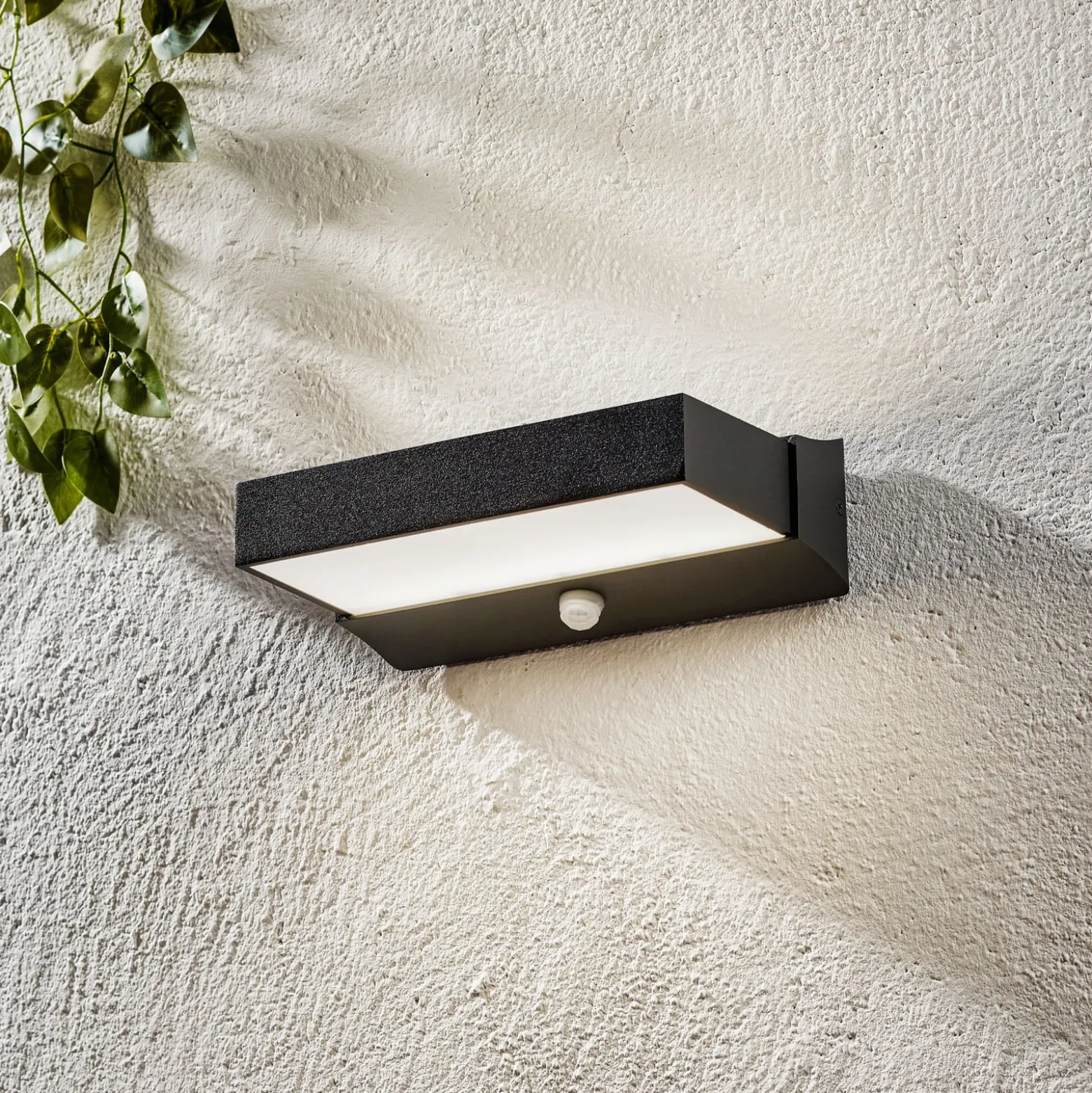 LED-ulkoseinälamppu Cuando liiketunnistimella