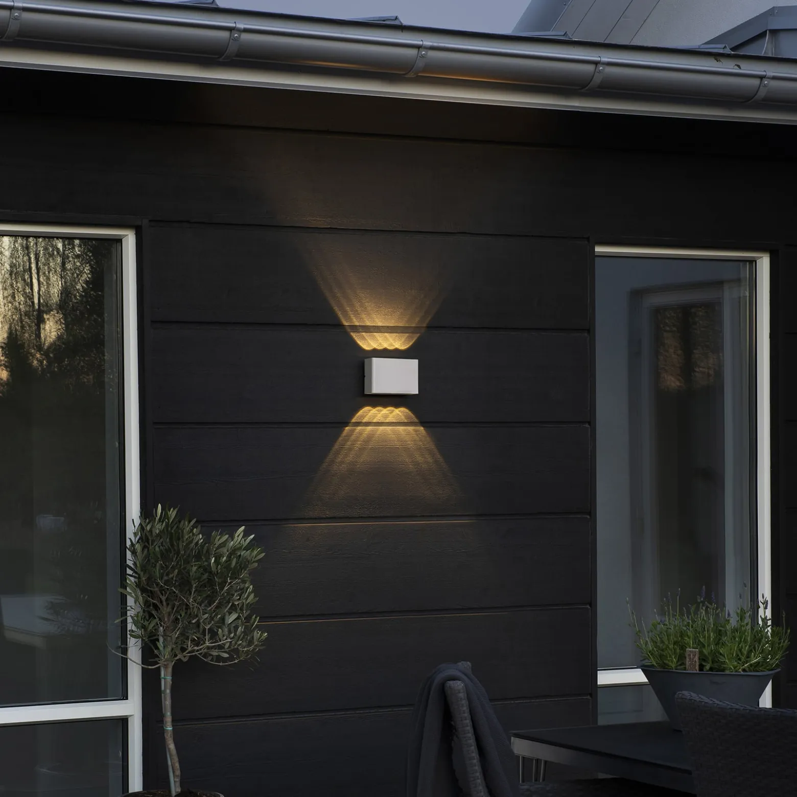 LED-ulkoseinävalaisin Chieri, 8-lamppua, valkoinen