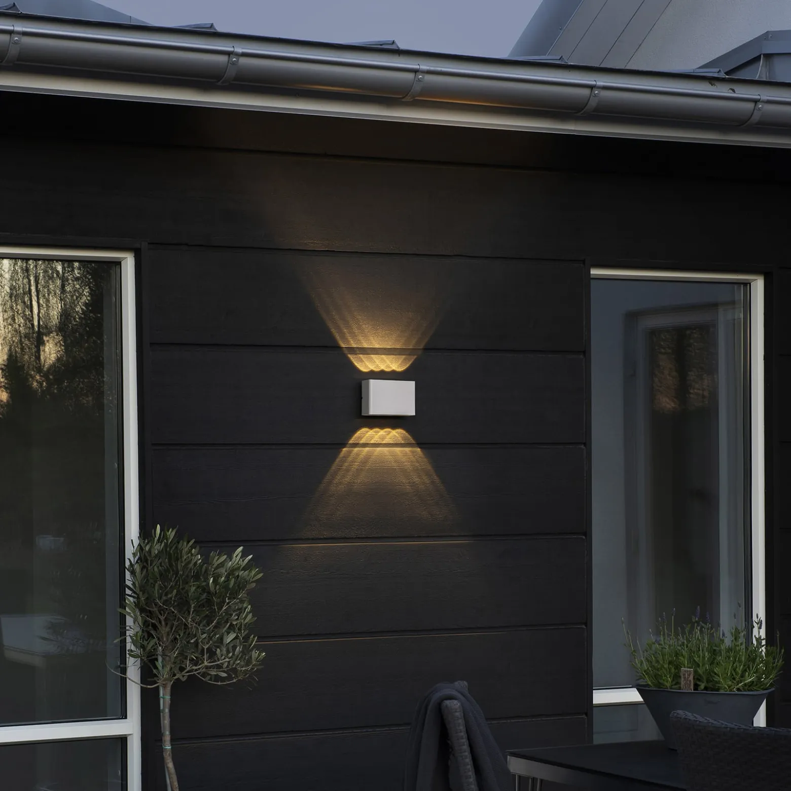 LED-ulkoseinävalaisin Chieri, 8-lamppua, valkoinen