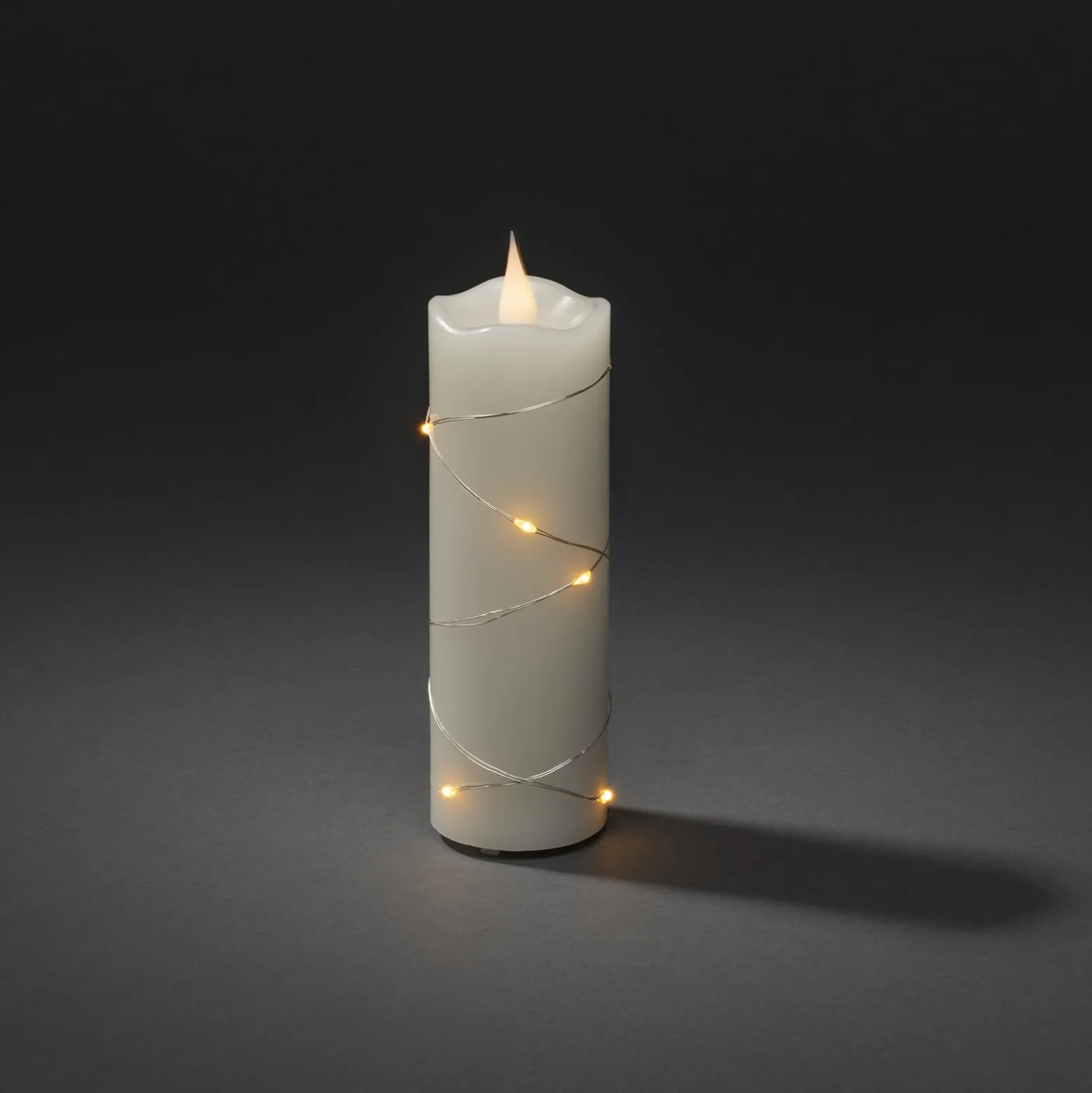 LED-vahakynttilä kermanvärinen vaalea väri meripihka 15,2 cm