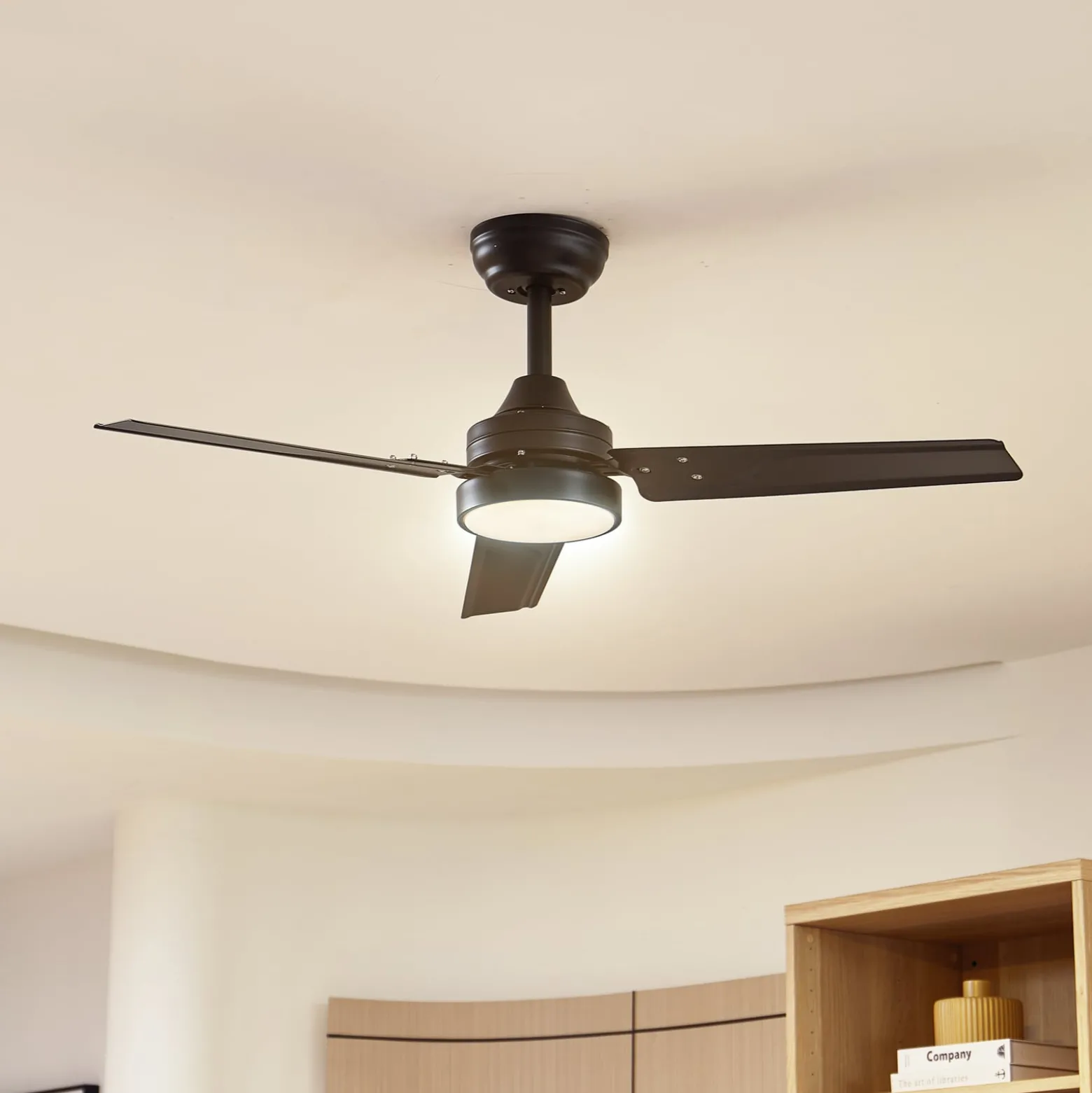 Lindby Aerallo LED-kattotuuletin, musta, CCT, hiljainen