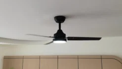 Lindby Aerallo LED-kattotuuletin, musta, CCT, hiljainen