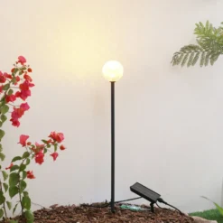 Lindby aurinkokäyttöinen LED-valaisin Brindley, musta, lasi, IP65
