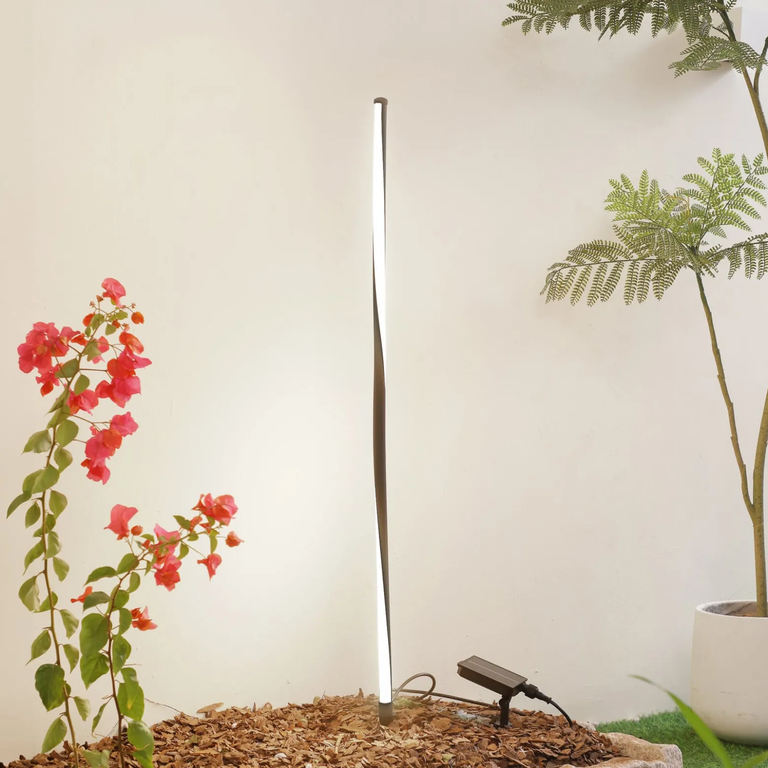 Lindby aurinkokäyttöinen LED-valaisin Sabriel, suora, musta, alumiini, 3000K