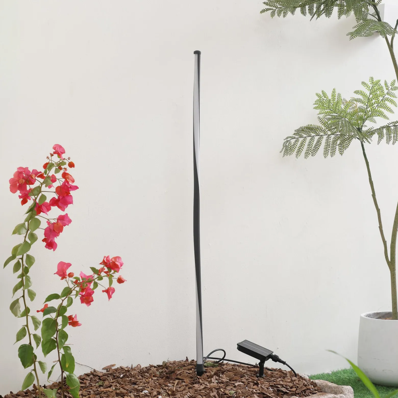 Lindby aurinkokäyttöinen LED-valaisin Sabriel, suora, musta, alumiini, 3000K