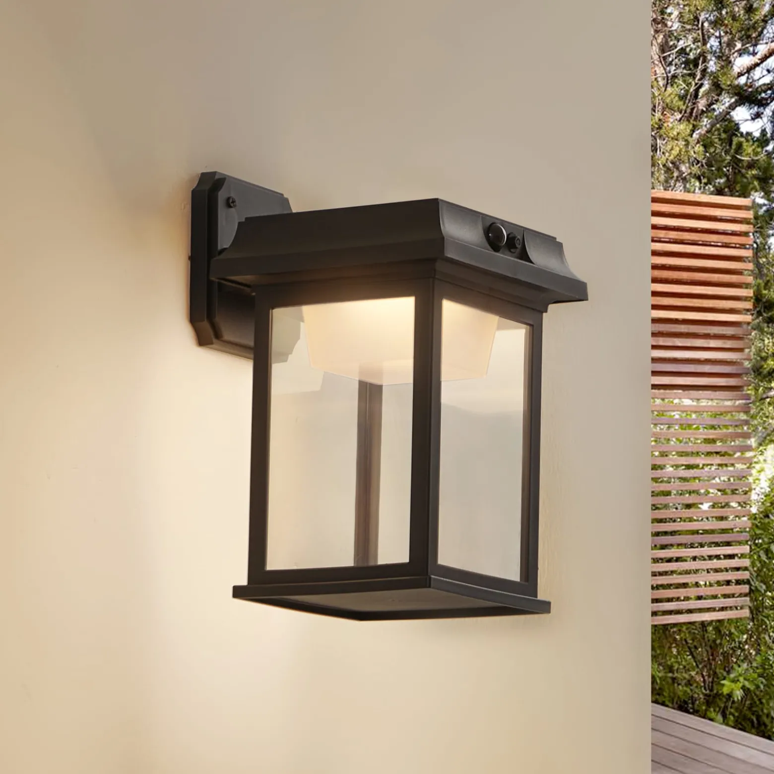 Lindby aurinko-LED-seinävalaisin Latarka, korkeus 27,5 cm, anturi