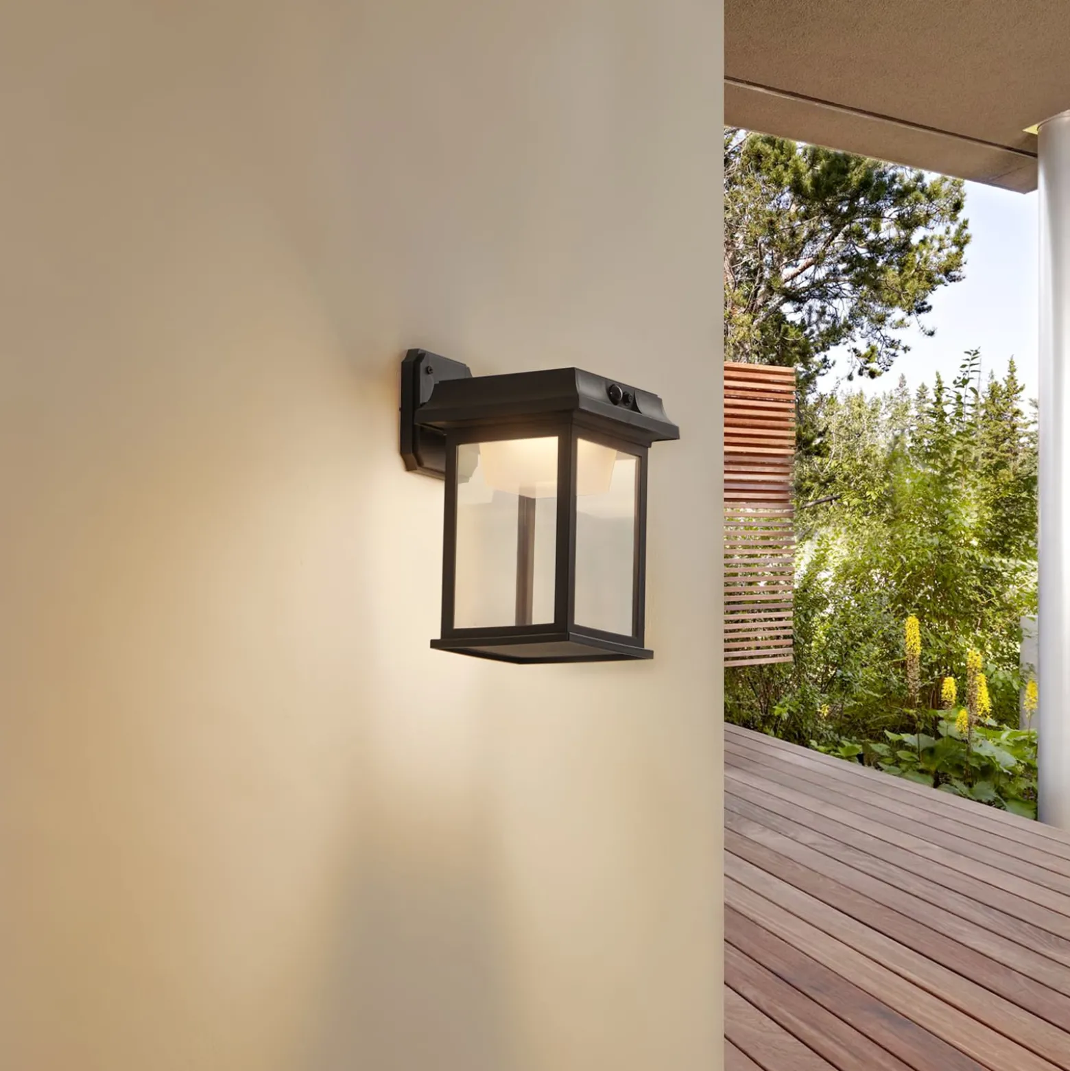 Lindby aurinko-LED-seinävalaisin Latarka, korkeus 27,5 cm, anturi