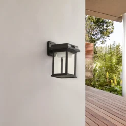 Lindby aurinko-LED-seinävalaisin Latarka, korkeus 27,5 cm, anturi