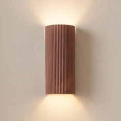 Lindby Colja -seinävalaisin, ruskea, pyöreä, korkeus 30,5 cm, kipsi
