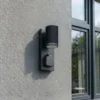 Lindby Enerio -ulkoseinälamppu, musta, pistorasia, GU10, IP44