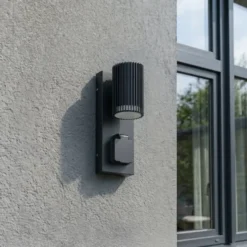 Lindby Enerio -ulkoseinälamppu, musta, pistorasia, GU10, IP44