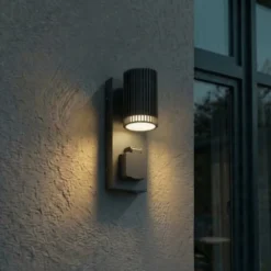 Lindby Enerio -ulkoseinälamppu, musta, pistorasia, GU10, IP44