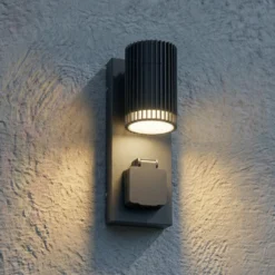 Lindby Enerio -ulkoseinälamppu, musta, pistorasia, GU10, IP44
