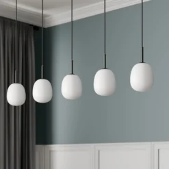 Lindby Etiena -riippuvalo, 5-lamp., lasi, opaali