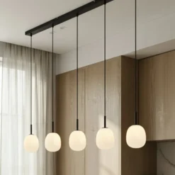 Lindby Etiena -riippuvalo, 5-lamp., lasi, opaali