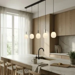 Lindby Etiena -riippuvalo, 5-lamp., lasi, opaali
