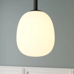 Lindby Etiena -riippuvalo, 5-lamp., lasi, opaali